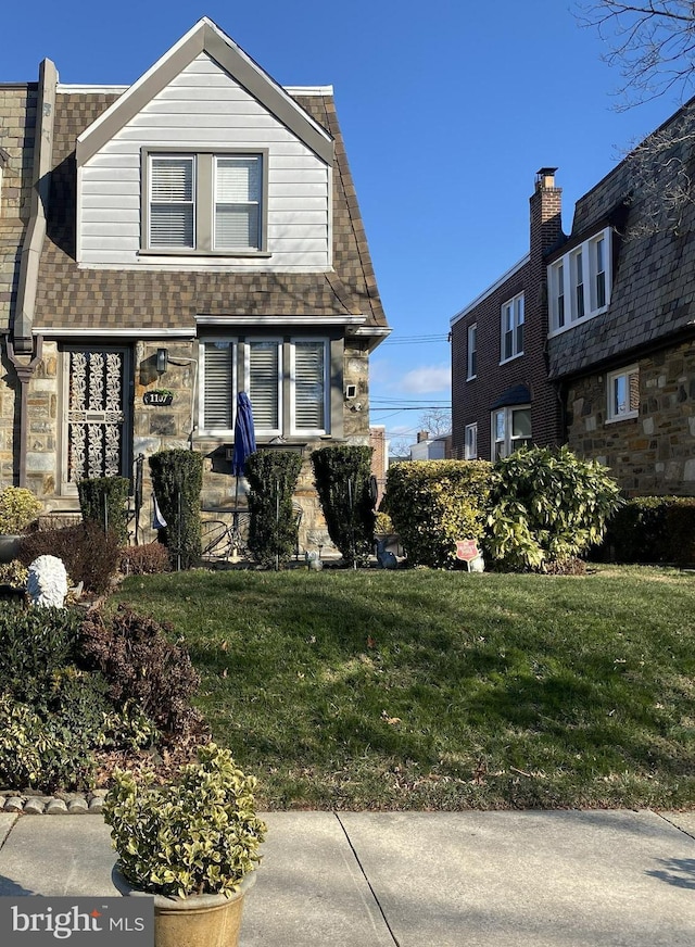 view of front of house with a front yard