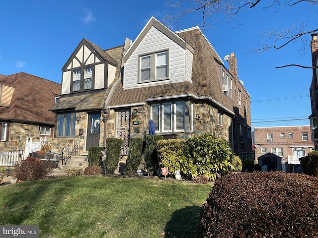 view of front of home featuring a front yard