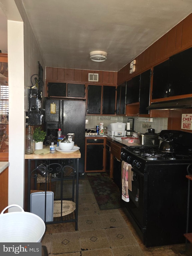 kitchen with black appliances and backsplash