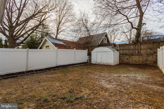 view of yard featuring a shed