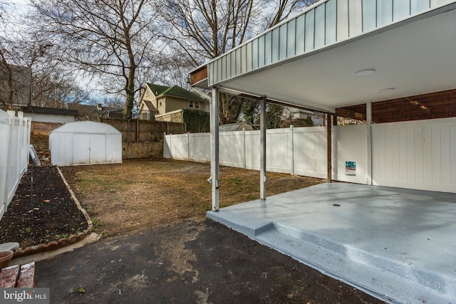 view of yard featuring a storage shed