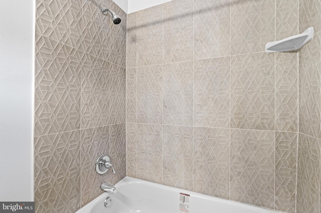 bathroom with tiled shower / bath