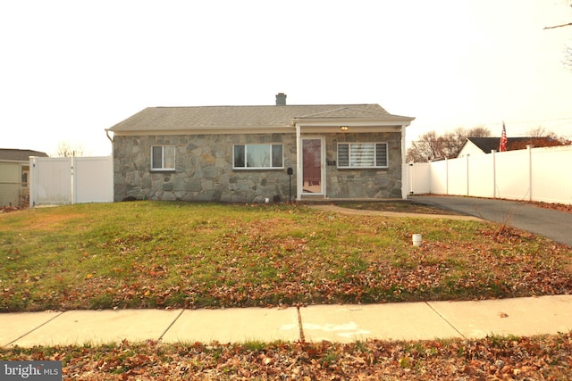 view of front of house featuring a front lawn