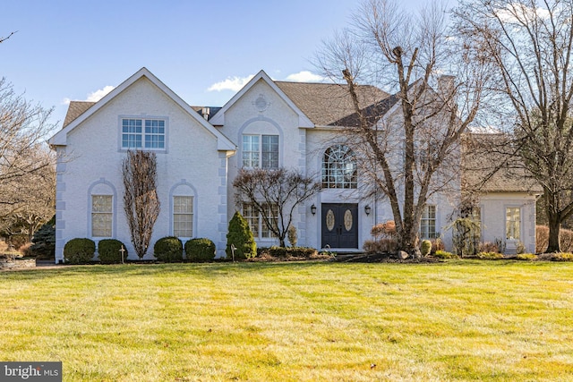 view of front facade featuring a front lawn