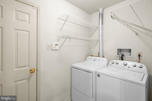 washroom featuring washing machine and clothes dryer