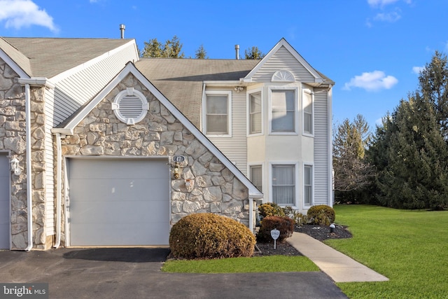 view of front of home featuring a front lawn