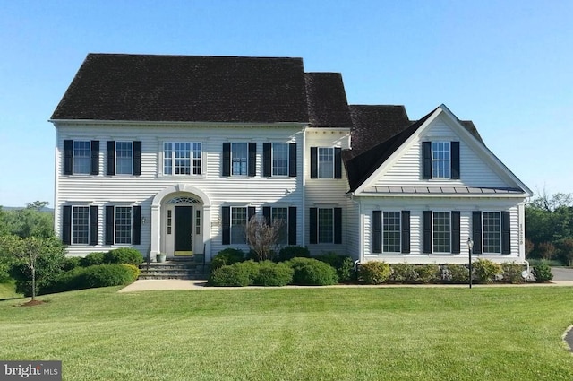 colonial house featuring a front yard