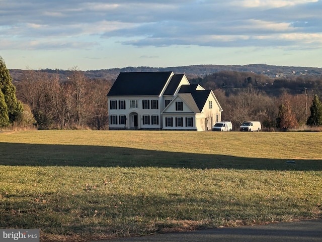 view of front facade featuring a front yard