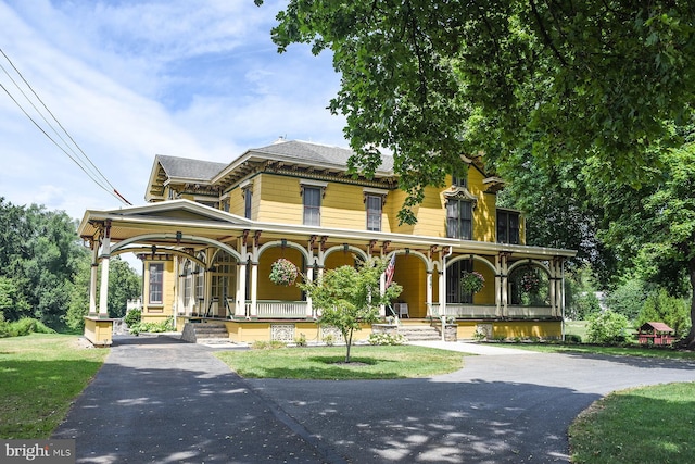 view of front facade with covered porch