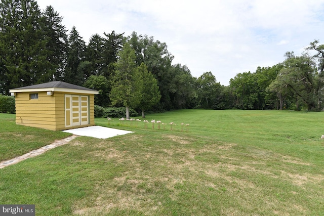 view of yard with a shed