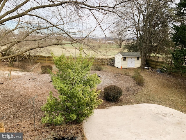 view of yard featuring a shed