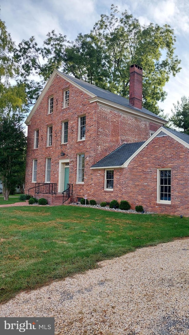 view of front of house featuring a front lawn