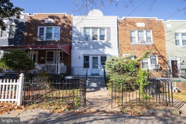 townhome / multi-family property featuring cooling unit