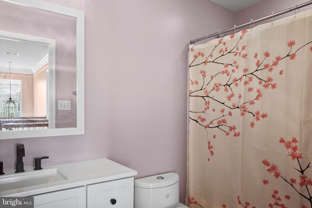 bathroom with toilet, a shower with curtain, crown molding, and vanity