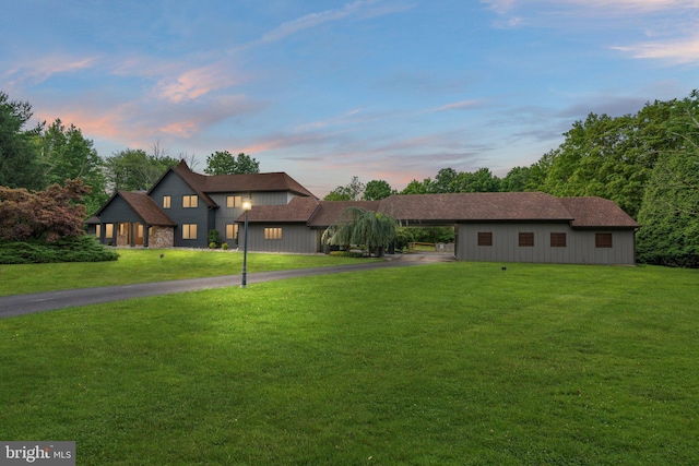 view of front of property featuring a lawn