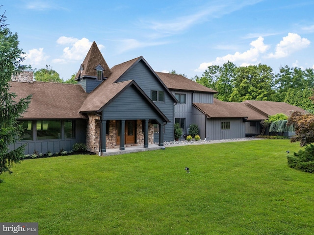 view of front of property featuring a patio area and a front yard