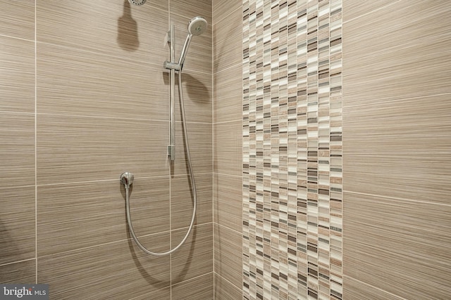 details featuring a tile shower