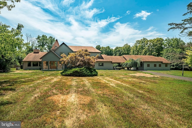 view of front facade featuring a front yard