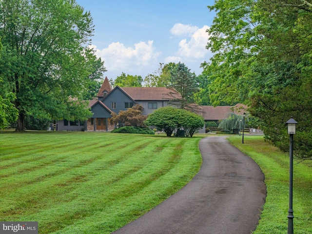 view of front facade featuring a front yard