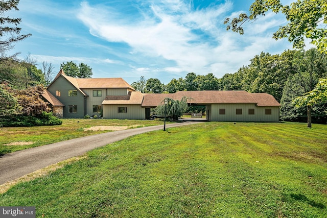 view of front of home featuring a front lawn