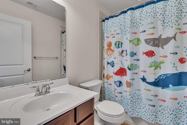 bathroom with a shower with shower curtain, vanity, and toilet