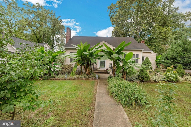 view of front of house with a front yard