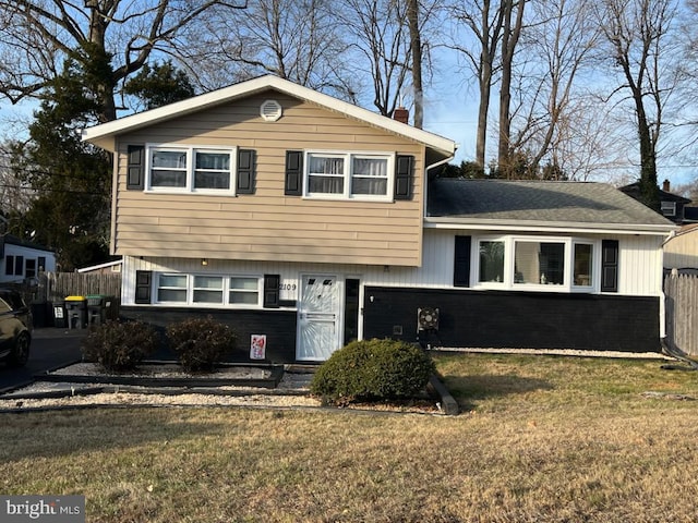 tri-level home featuring a front lawn