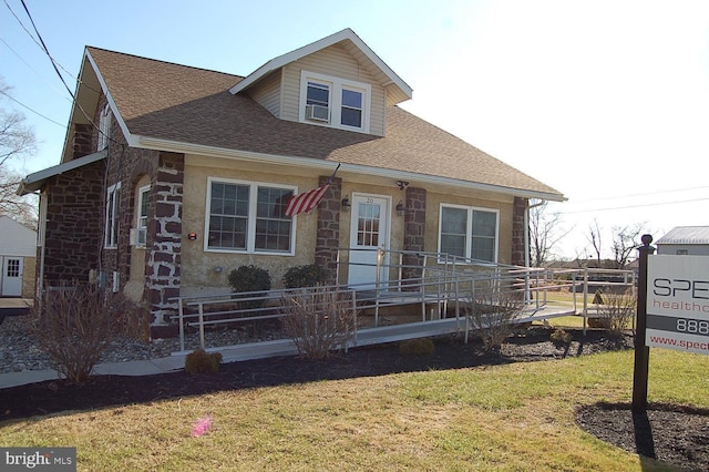 view of front facade featuring a front lawn