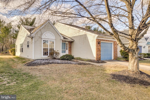 view of front of home featuring a front yard and a garage