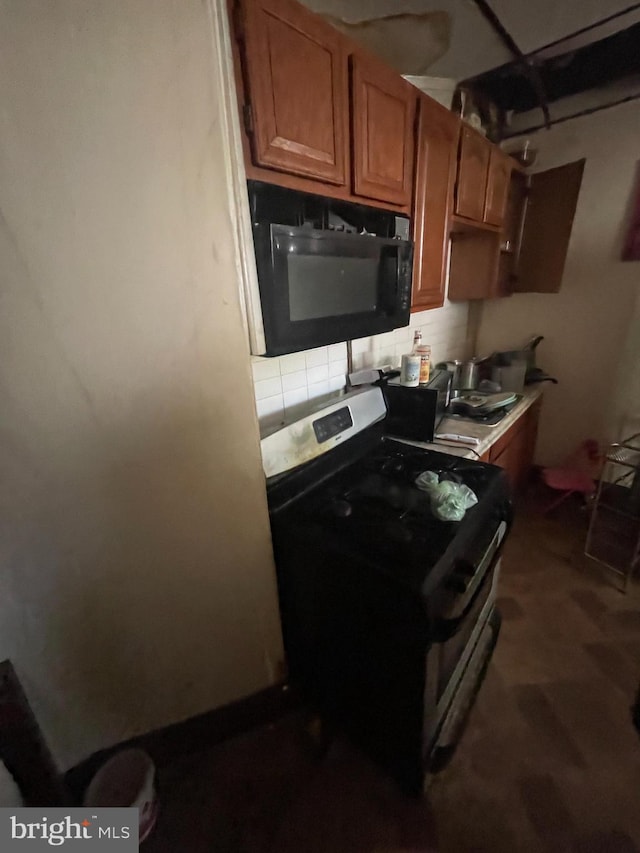 kitchen with backsplash and black appliances