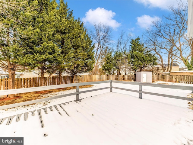 view of yard featuring a storage shed