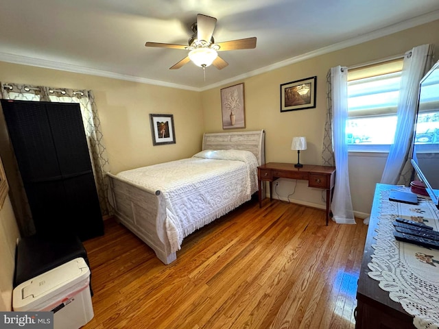 bedroom featuring crown molding, light wood-type flooring, and ceiling fan