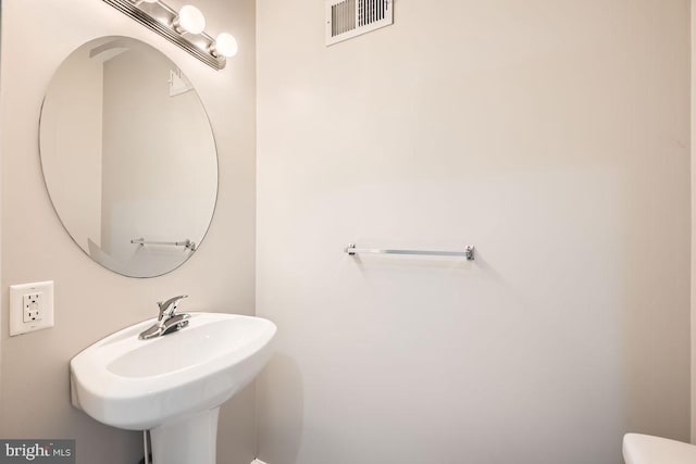 bathroom featuring sink