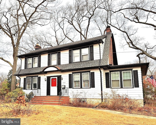 view of front of home featuring a front lawn