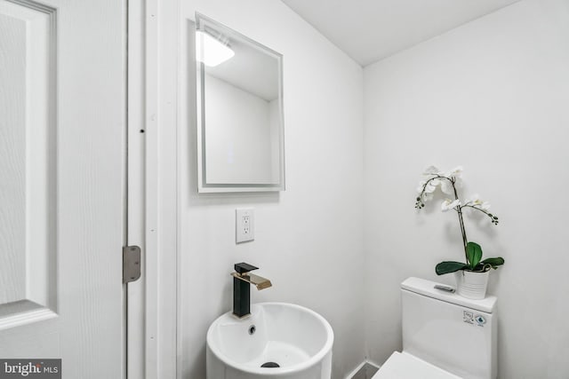 bathroom featuring toilet and sink