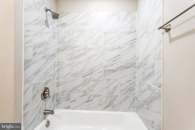 bathroom featuring tiled shower / bath