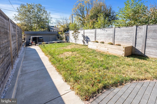 view of yard featuring an outbuilding