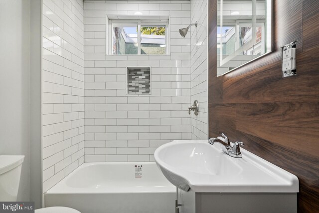 full bathroom with vanity, toilet, and tiled shower / bath