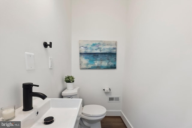 bathroom featuring toilet and sink