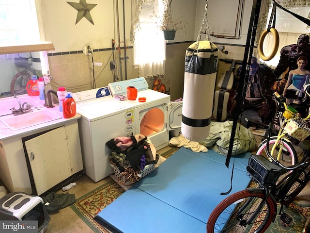 laundry area with washer / dryer, sink, and a wealth of natural light