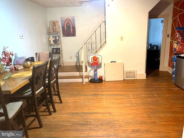 dining room with light hardwood / wood-style floors