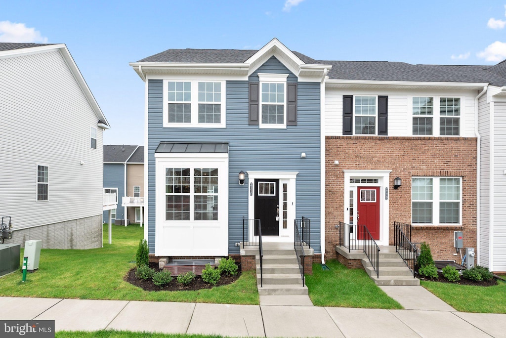 view of front of home with a front lawn