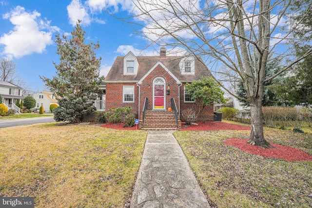 new england style home with a front yard