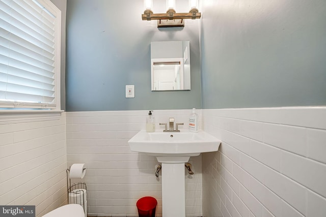 bathroom featuring tile walls