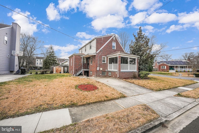 view of front of house with a front lawn