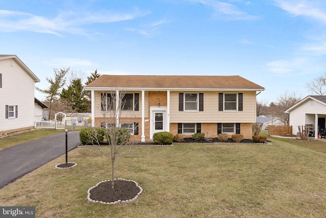 bi-level home featuring a front yard