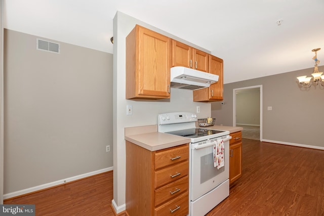 kitchen with a chandelier, hardwood / wood-style floors, pendant lighting, and white electric stove