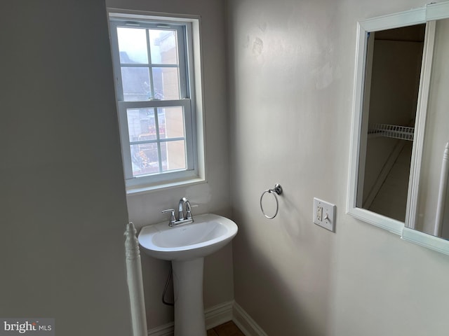 bathroom featuring sink