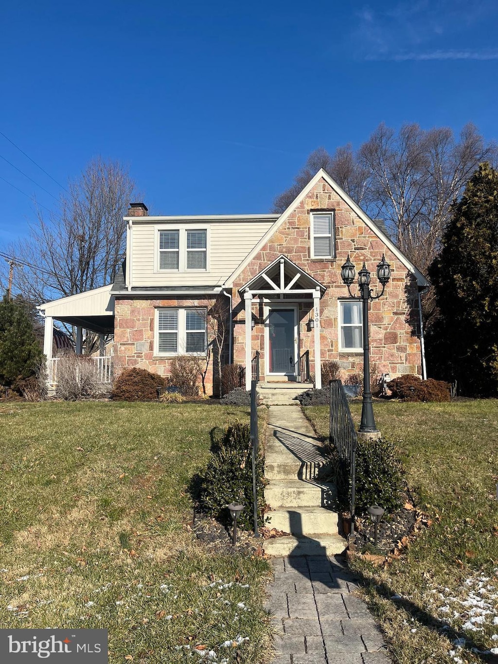 view of front property featuring a front lawn