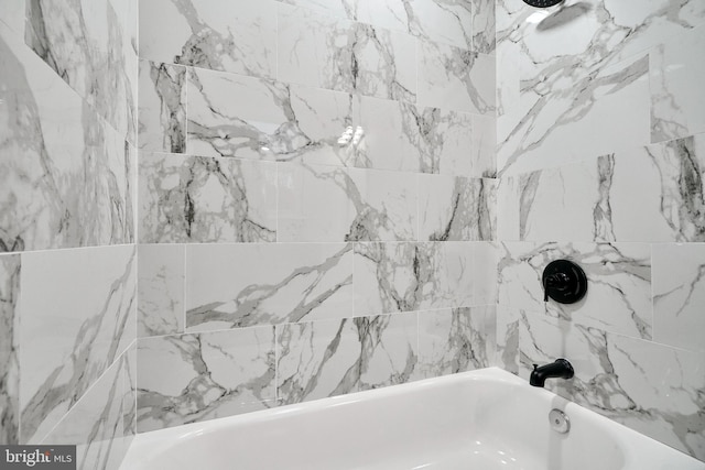 bathroom with tiled shower / bath